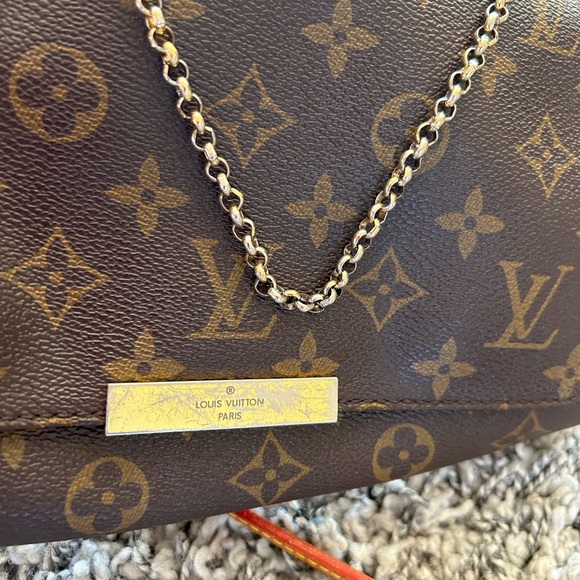 Gorgeous used crossbody. NOT AUTHENTIC!! - Picture 9 of 9